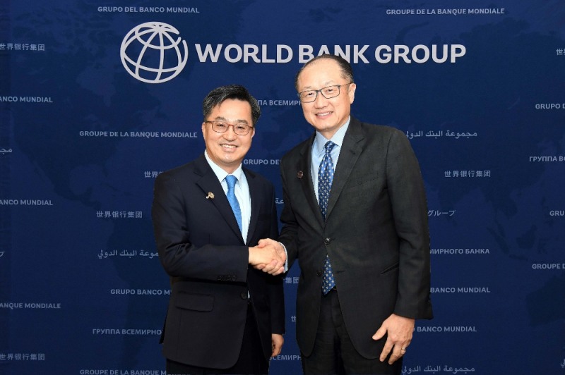 G20 재무장관회의 및 IMF/WB 춘계회의 참석차 미국 워싱턴D.C를 방문중인 김동연 부총리 겸 기획재정부 장관이 19일(현지시각) 세계은행(World bank)에서 김용 세계은행 총재를 접견, 면담에 앞서 악수하며 기념촬영을 하고 있다. (사진=기획재정부 제공)