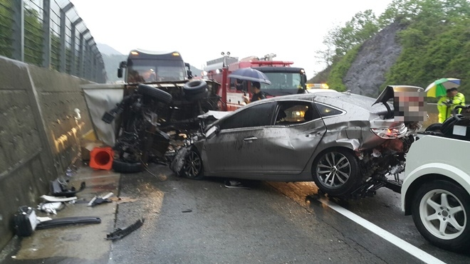 아수라장으로 변한 사고현장.(사진제공=부산지방경찰청)