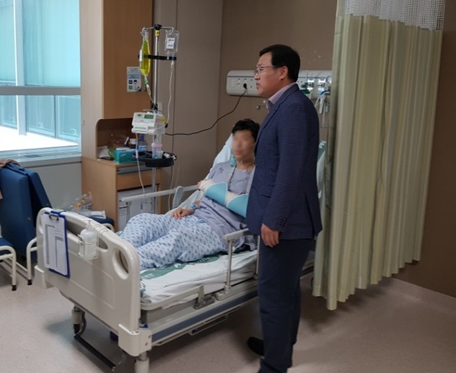 이용표 경남경찰청장이 업무중 부상당한 진모순경을 위로하고 쾌유를 기원하고 있다.(사진제공=경남지방경찰청)