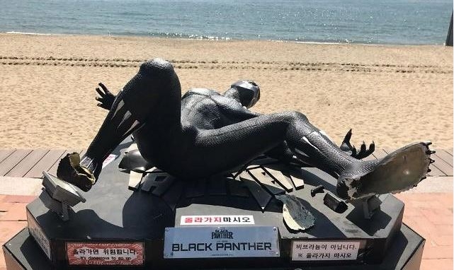넘어진 블랙팬서 조형물.(사진제공=부산지방경찰청)