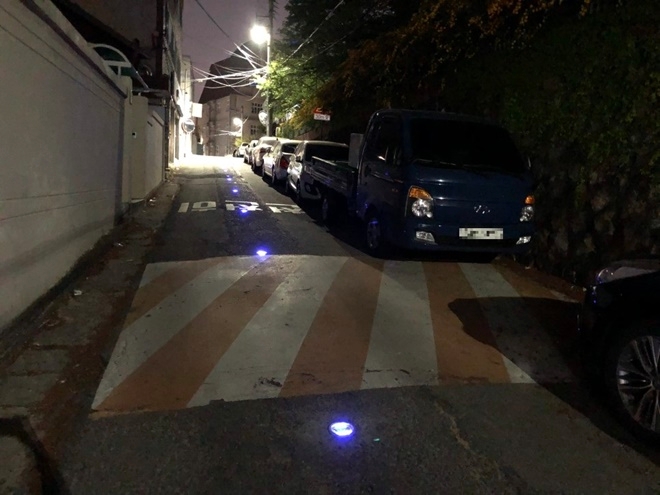 청색 빛을 발산해 안전한 밤길을 유도하고 범죄예방 억제에 탁월한 효과가 있는 '태양광 쏠라 표지병'. (사진제공=대구남부경찰서)