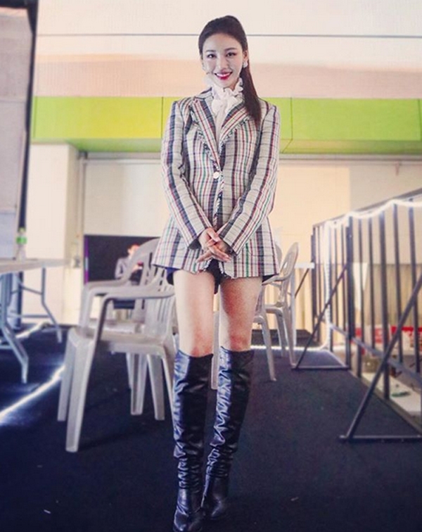 이사배, '다소곳 긴생머리...고속도로급 부러질 듯 라인'