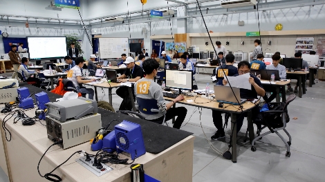 24일 한국기술교육대에서 열린 '제 11회 삼성국제기능경기대회'에서 4개 전자 계열사 국내외 임직원들이 'CNC밀링 가공' 직종 경기과제를 수행하고 있다. (사진=삼성전자)