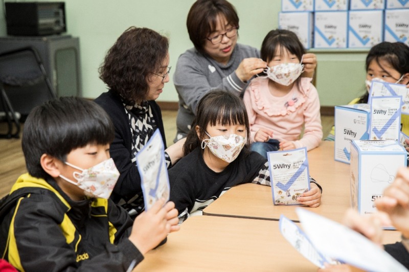 지난 23일 보령컨슈머가 보령제약그룹 사회복지법인 보령중보재단이 후원하고 있는 종로구에 위치한 지역아동센터 12곳에 ‘5Why 미세먼지 마스크’를 기부했다. (사진=보령제약)