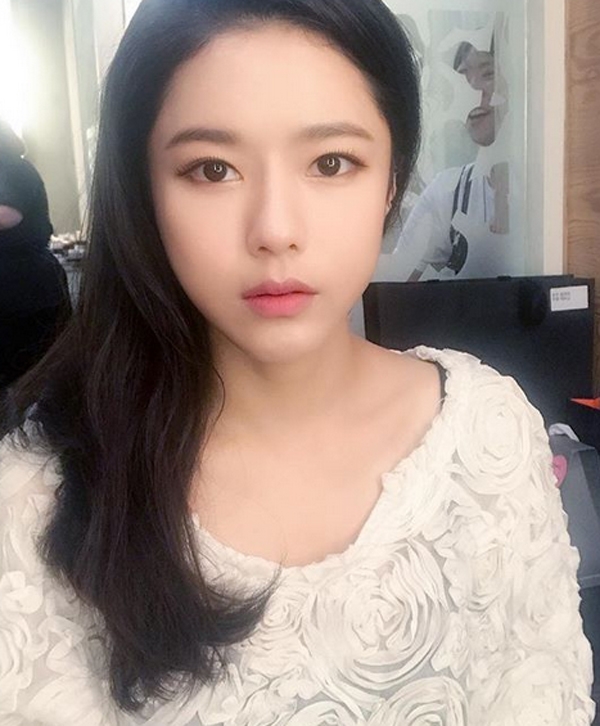 오지은, '긴 머리 늘어뜨린채....여리여리 부러질듯 쇄골'