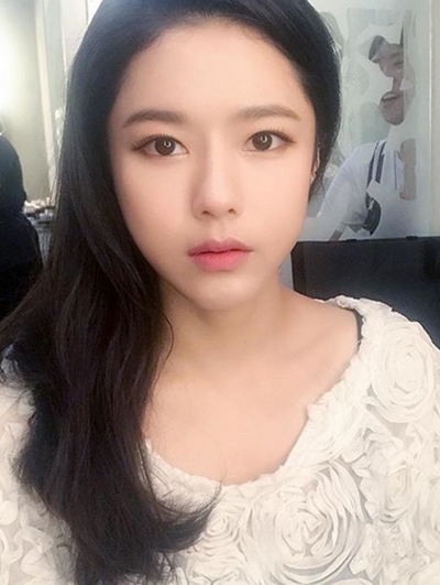 '긴머리 늘어뜨린채...오지은, 여리여리 부러질 듯 쇄골'