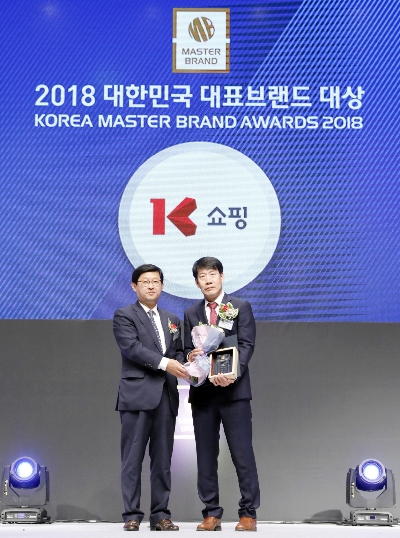 24일 신라호텔에서 진행된 시상식에서 KTH 김태환 대표이사(오른쪽)가 인증패를 전달받은 모습. (사진=KTH)