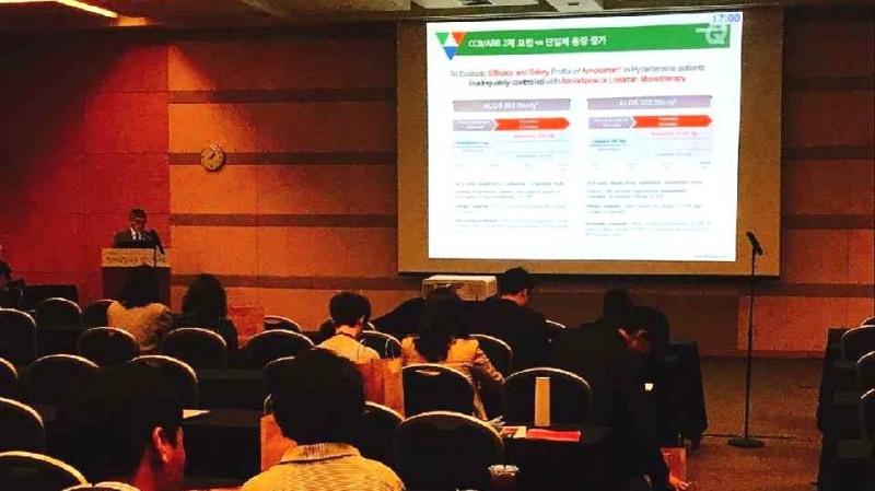 지난 20일 열린 대한심장학회 춘계학술대회에서 고려의대 김응주 교수(左)와 한림의대 박우정 교수(右)가 주제 발표를 하고 있다. (사진=한미약품)