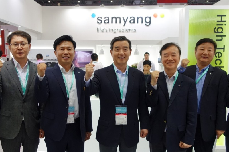 ‘차이나플라스 2018’을 방문한 삼양그룹 김윤 회장(가운데)이 삼양 부스에서 임직원들과 함께 포즈를 취했다. (사진=삼양그룹)