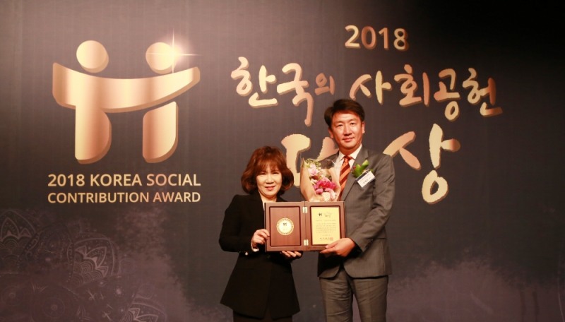 갈더마코리아 박형호 전무(우)가 ‘2018 한국의 사회공헌 대상’을 수상한 후 사진 촬영을 하고 있다. (사진=갈더마코리아)