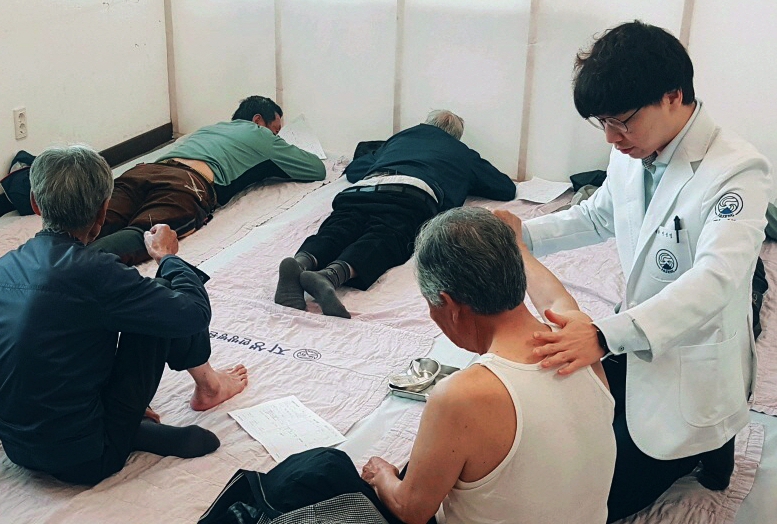 창원자생한방병원 의료진이 25일 경남 함양군 지역민들을 대상으로 한방 의료봉사를 실시하고 있다. (사진=자생한방병원)
