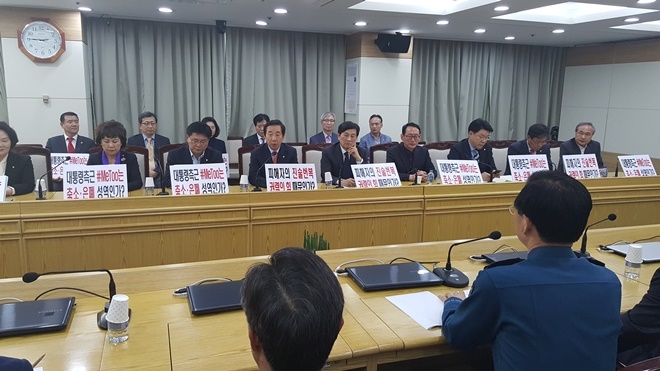 강성태 원내대표 등 진상조사단이 부산경찰청장과 면담을 하고 있다.(사진제공=부산지방경찰청)