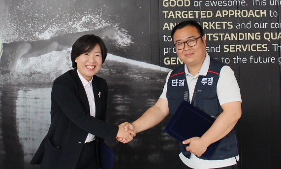 ▲장영희 알보젠코리아 대표이사(왼쪽)와 이송재 노동조합 위원장이 26일 2018년 임금 및 단체협약서에 서명한 후 악수하고 있다. (사진=알보젠코리아)