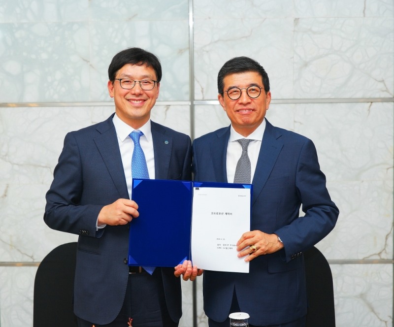 CJ헬스케어 강석희 대표이사(오른쪽)와 동아에스티 엄대식 대표이사(왼쪽)가 계약서를 들고 기념사진을 찍고 있다. (사진=CJ헬스케어)