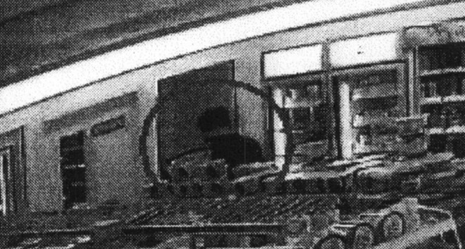 편의점에서 현금을 인출하는 모습.(사진제공=부산지방경찰청)