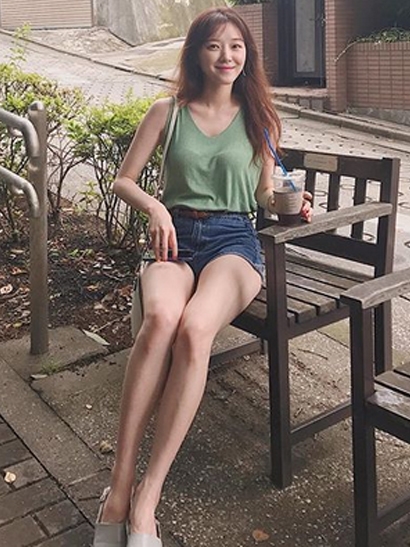 '긴 머리 휘날리며...조우리, 가늠할 수 없는 고속도로 라인 부러질 듯 '