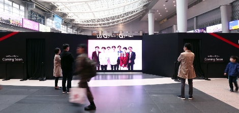 행인들이 용산역에 설치된 ‘LG G7 ThinQ 스퀘어’를 유심히 살펴보고 있다. (사진=LG전자)