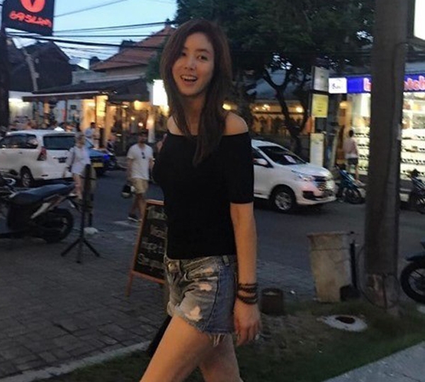 김성령, '긴 생머리 찰랑찰랑...가늠할 수 없는 부러질듯 라인'