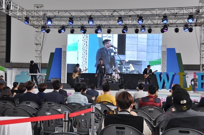 직장인 밴드가 자신의 실력을 뽐내고 있다.(사진제공=부산고용노동청)