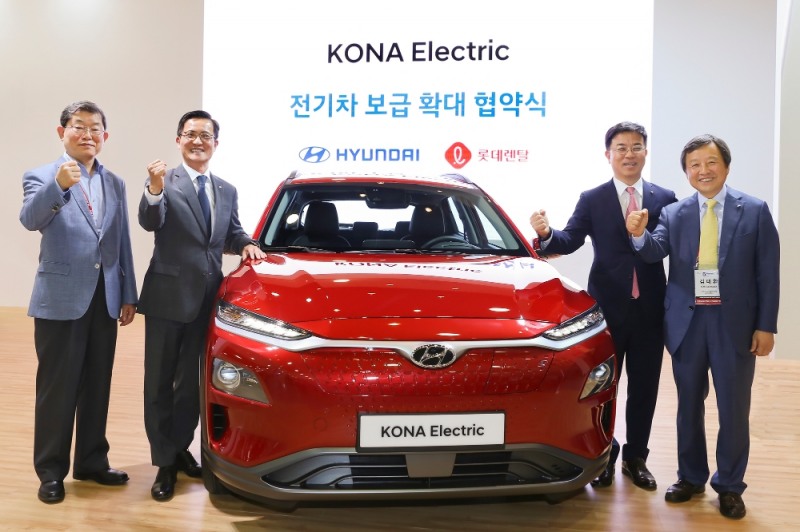 (왼쪽부터) 유한킴벌리 문국현 국제전기자동차엑스포 자문위원장, 현대자동차 국내영업본부장 이광국 부사장, 롯데렌탈 표현명 대표이사 사장, (사)국제전기자동차엑스포 김대환 조직위원장.(사진=롯데렌탈)