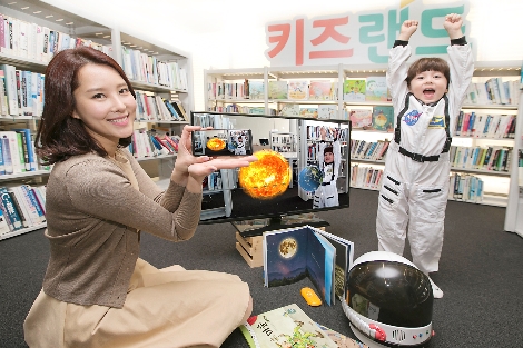 KT는 검증된 프리미엄 콘텐츠에 세계 최초 IPTV VR/AR 등 차별화된 KT의 기술을 결합해 구현한 ‘놀면서 배우는 tv’ 서비스 ‘올레 tv 키즈랜드’를 선보인다. 사진은 KT모델들이 키즈랜드를 홍보하고 있는 모습. (사진=KT)