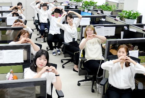 kt엠모바일 콜센터가 ‘2018 한국 산업의 서비스 품질 지수(KSQI) 콜센터 부문’에서 ‘알뜰폰 산업 한국의 우수 콜센터’로 선정되었다고 2일 밝혔다. (사진=kt엠모바일)