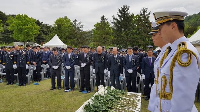 순국경찰관들의 희생을 추도하고 있다.〈사진제공=부산지방경찰청〉