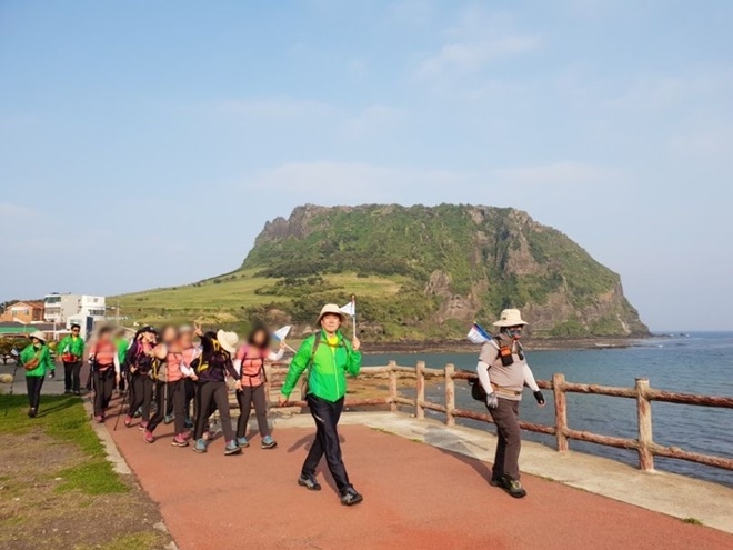 제주 올레 하이킹을 하고 있다.(사진제공=정심여자정보산업학교)