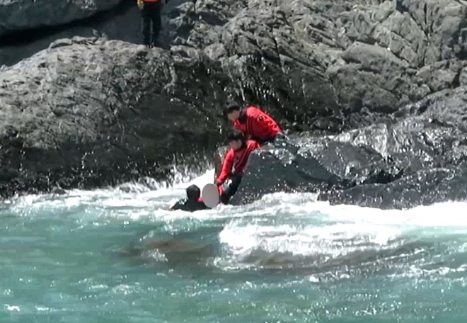 익수자를 구조하고 있다.(사진제공=부산해양경찰서)