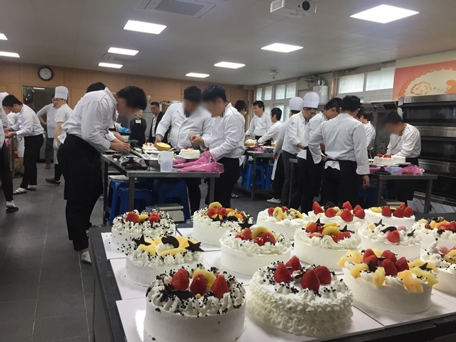 ‘제6회 파리바게뜨와 함께하는 제빵교육-동료에게 빵 대접하기’행사를 진행하고 있다.(사진제공=서울소년원)