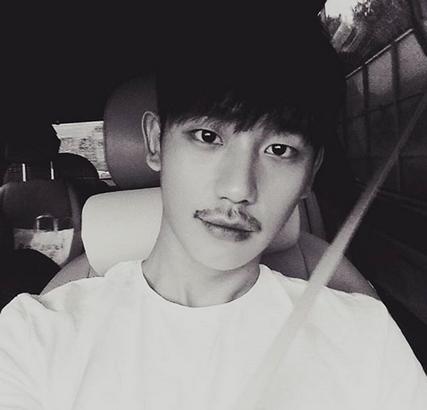 정해인, 콧수염 기른채...밀크남 아닌 마초남 야성미