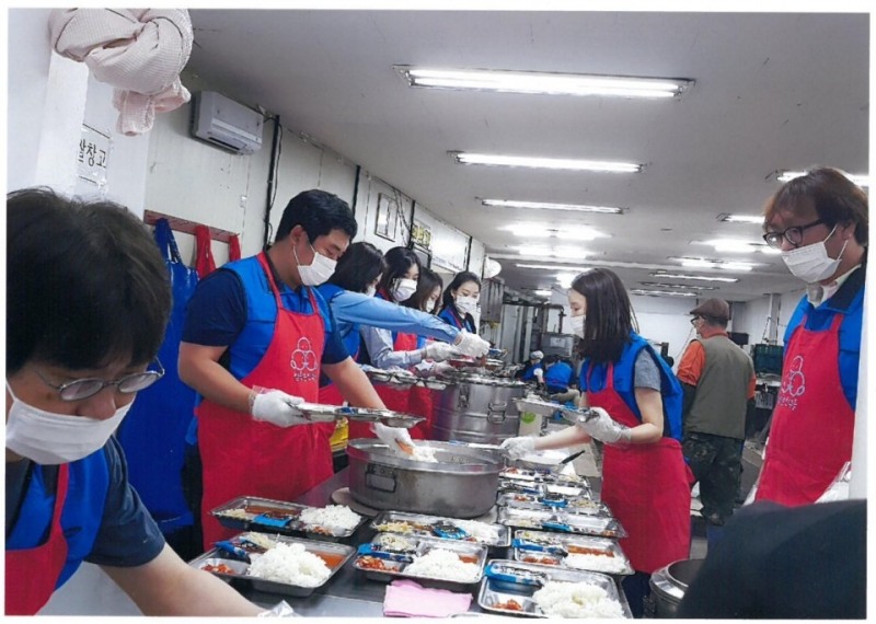 NCEO FORUM은 지난달 29일 서울역에서 노숙자 등을 위한 무료급식 봉사활동을 펼쳤다.(사진=동문건설)