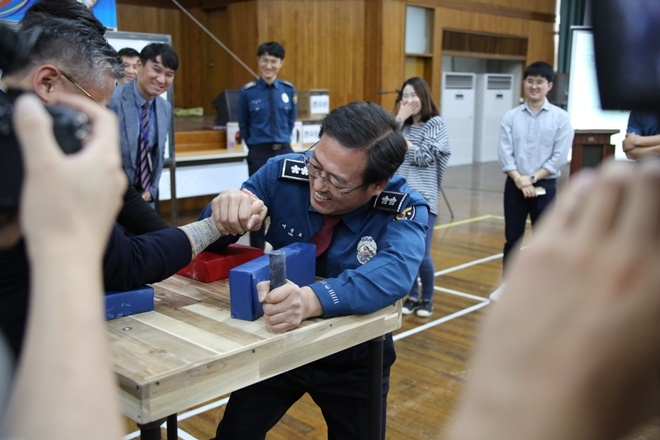 이용표 경남경찰청장도 팔씨름을 하고 있다.