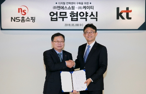 협약식에 참석한 KT 기업사업부문장 박윤영 부사장(오른쪽), NS홈쇼핑 도상철 총괄사장(왼쪽)이 기념사진 촬영에 임하고 있다. (사진=KT)