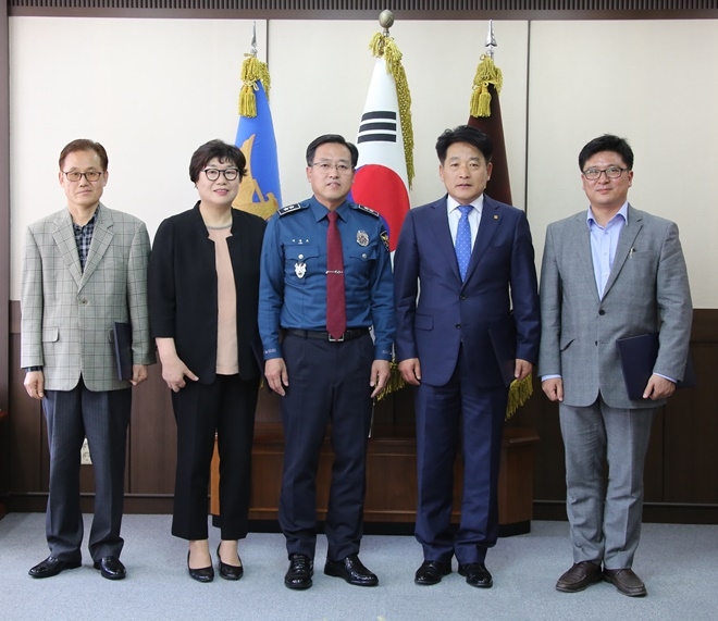 이용표 청장이 범죄예방 자문위원을 위촉하고 기념촬영을 하고 있다.(사진제공=경남지방경찰청)