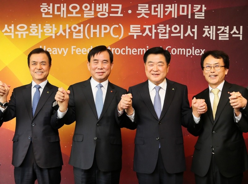 롯데케미칼-현대오일뱅크 MOU. (왼쪽부터) 현대오일뱅크 문종박 사장, 롯데그룹 화학BU 허수영 부회장, 현대중공업지주 권오갑 부회장, 롯데케미칼 김교현 사장 (사진=롯데케미칼)