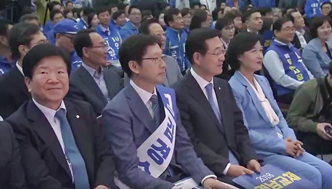 박병석 의원, 김경수 후보 등 경남후보자들이 필승결의대회를 지켜보고 있다.