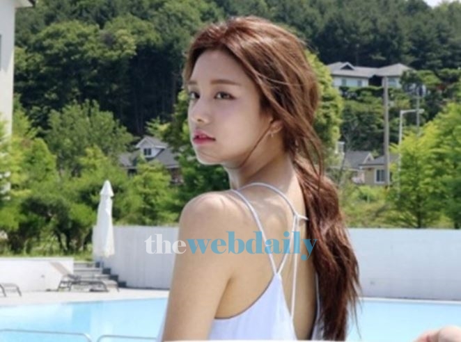 라붐 솔빈, 청순美 속 고혹적 매력도...가녀린 어깨라인 돋보여