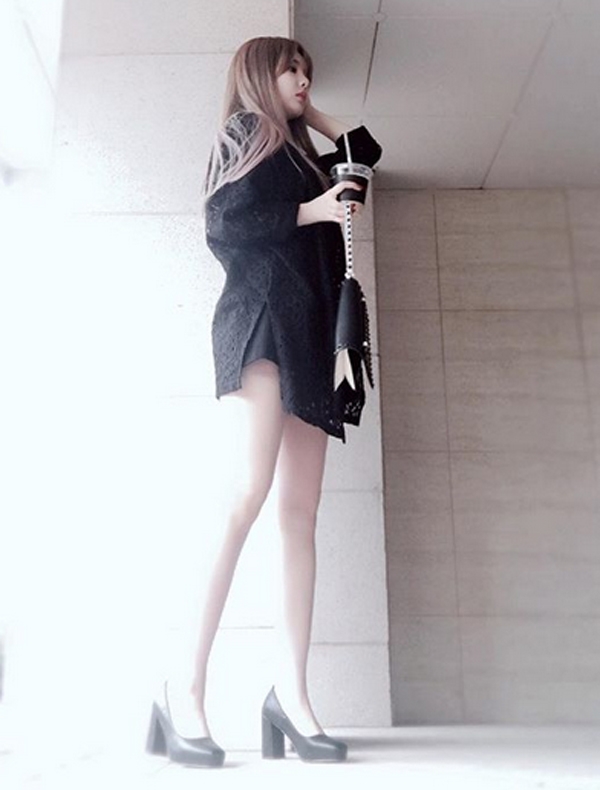 큐리, '금빛머리 휘날리며...부러질 듯 가느다란 고속도로 라인'