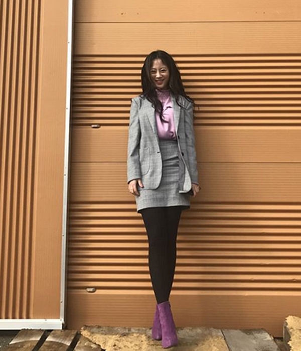 허영지, '머릿결 휘날리며...부러질듯 가느다란 라인'