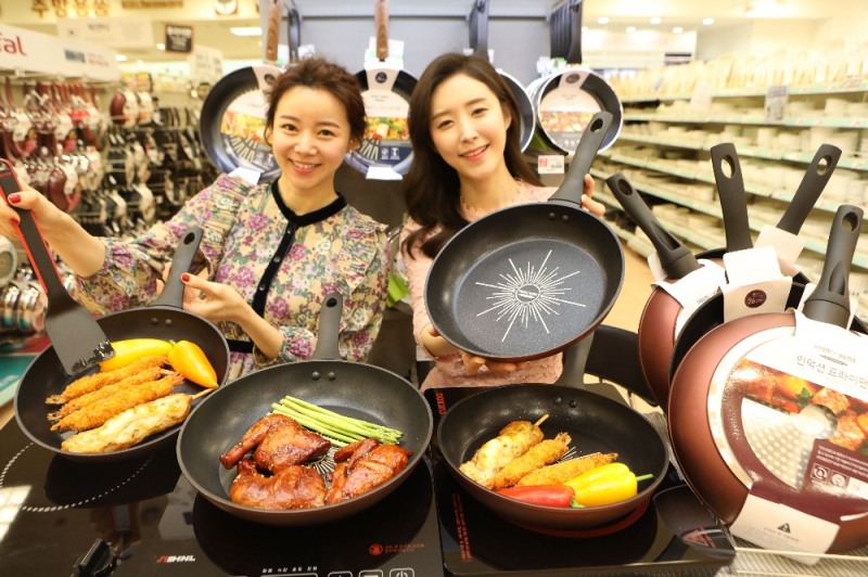 10일 모델들이 롯데마트 서울역점에서 ‘룸바이홈 인덕션 전용 프라이팬’을 소개했다. (사진=롯데마트)