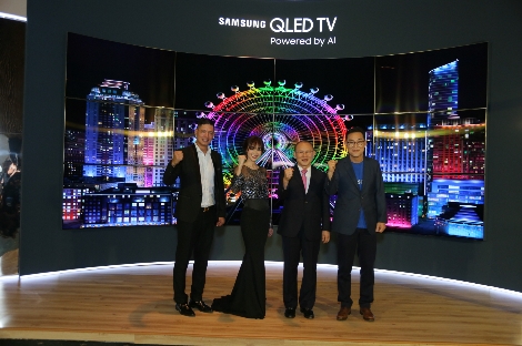 삼성전자의 '2018 삼성 QLED TV 런칭 이벤트'에서 베트남 현지 연예인들과 베트남 축구 국가대표팀의 박항서 감독(우측에서 2번째), 삼성전자 베트남 법인장 김철기 상무(우측 끝)가 기념촬영을 하고 있다. (사진=삼성전자)