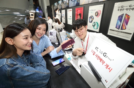 KT 스퀘어를 찾은 고객들이 G7 씽큐 예약 판매 상담을 받고 있다. (사진=KT)