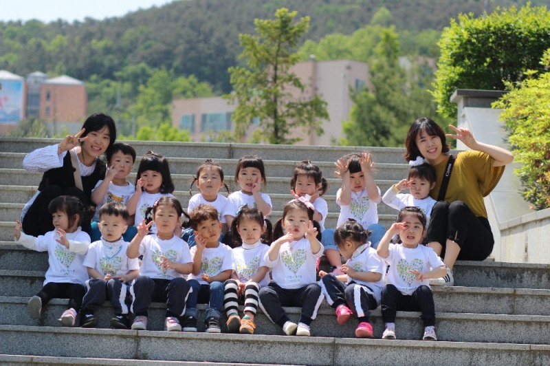 진천장관1단지 부영 사랑으로 어린이집 원아들이 부영 측이 선물한 어린이날 단체 티셔츠를 입고 있다.(사진=부영)