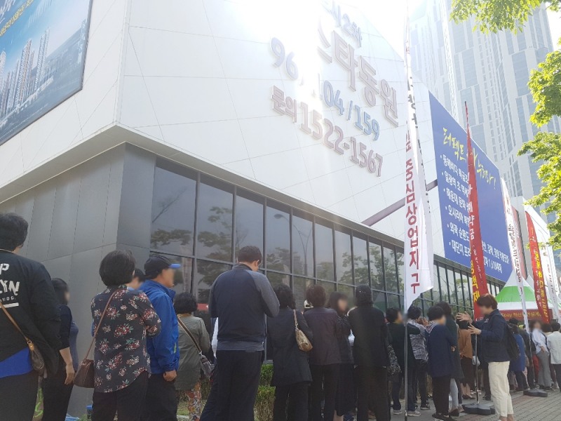 11일 견본주택을 개관한 ‘일광신도시 비스타동원 2차’와 ‘인천도화 금강펜테리움 센트럴파크’에 많은 방문객이 몰렸다.(사진=동원개발)