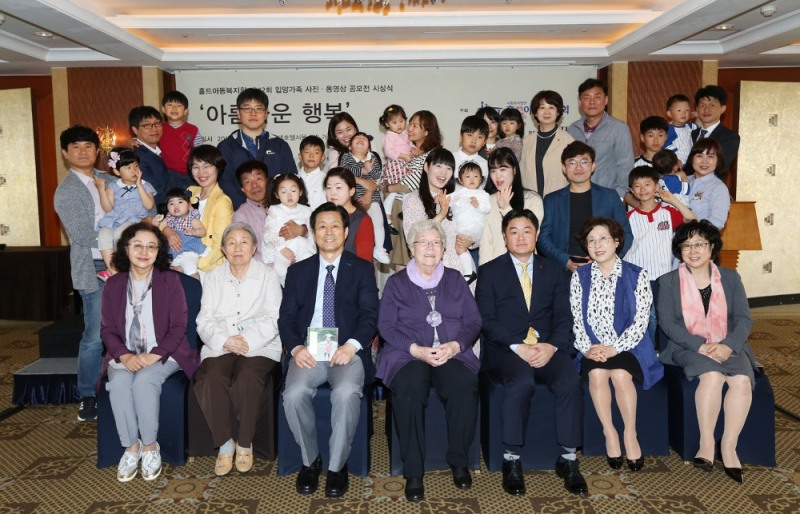 11일 롯데호텔서울에서 열린 ‘아름다운 행복’공모전 시상식에서 참석자들이 기념촬영을 하고 있다.(사진=호텔롯데)