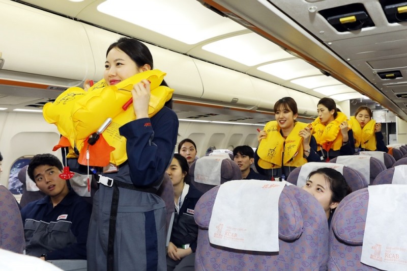 11일 오전 경기도 부천시 제주항공 객실훈련센터에서 제주항공아카데미 과정에 참석하고 있는 제주대학교 학생들이 구명복 착용요령을 실습하고 있다. (사진=제주항공)