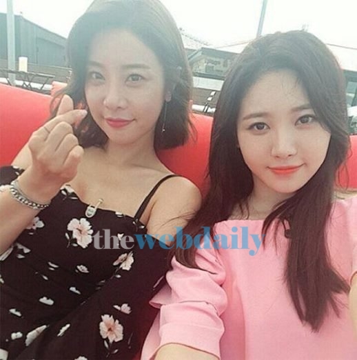 소진, 손 하트 속 가녀린 쇄골라인 뽐내...옆에 美女는 누구?