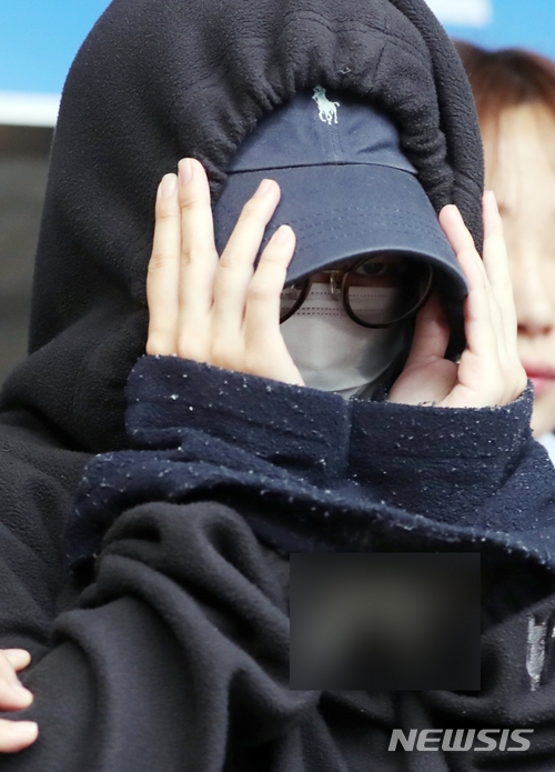 여전히 들끓는 민심...홍대 누드크로키, 워마드 올렸던 이' 정작 자신은 꽁꽁싸매'