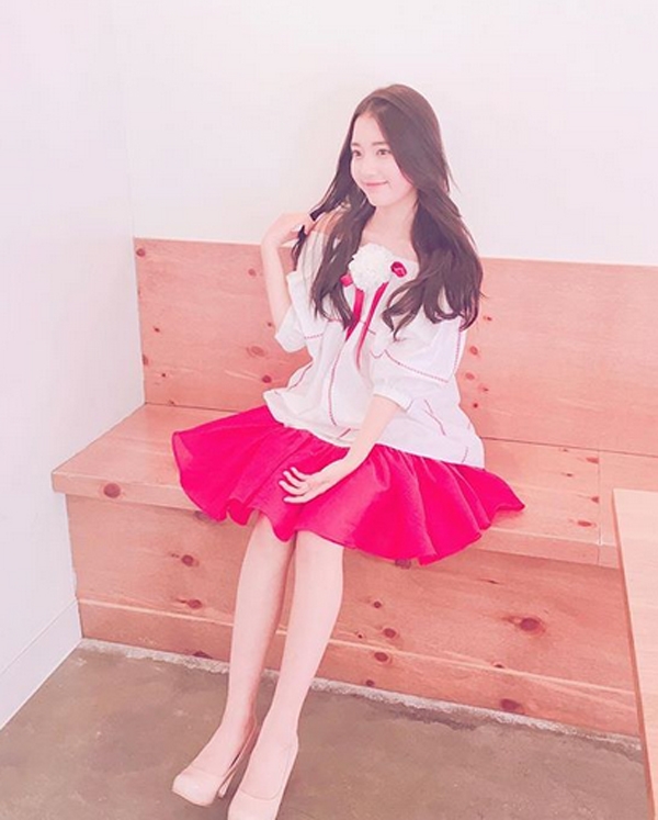 정다빈, '긴 웨이브진 머리 휘날리며....부러질 듯 가느다란 라인'